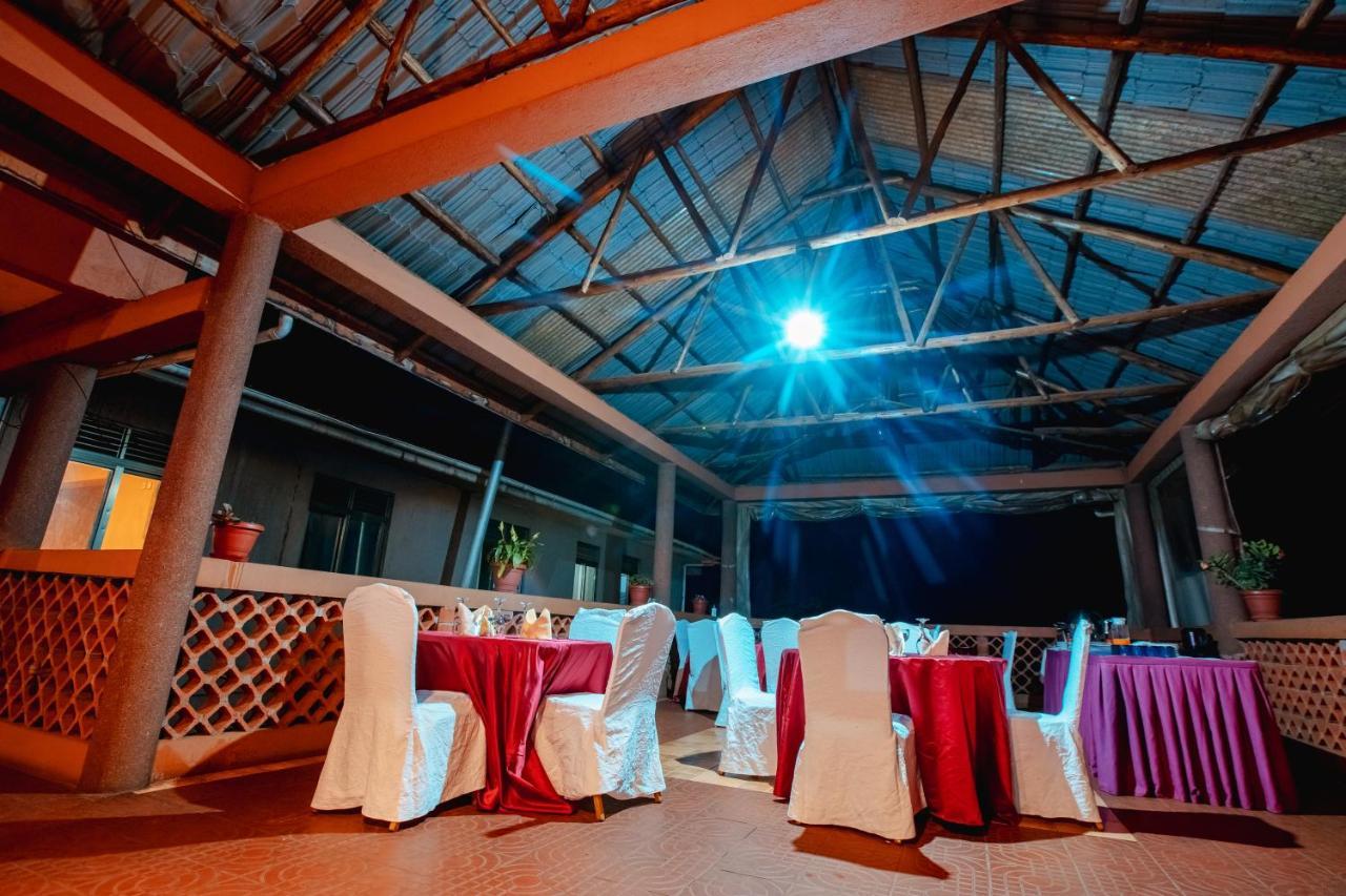 Santa Maria Hotel Entebbe Bagian luar foto