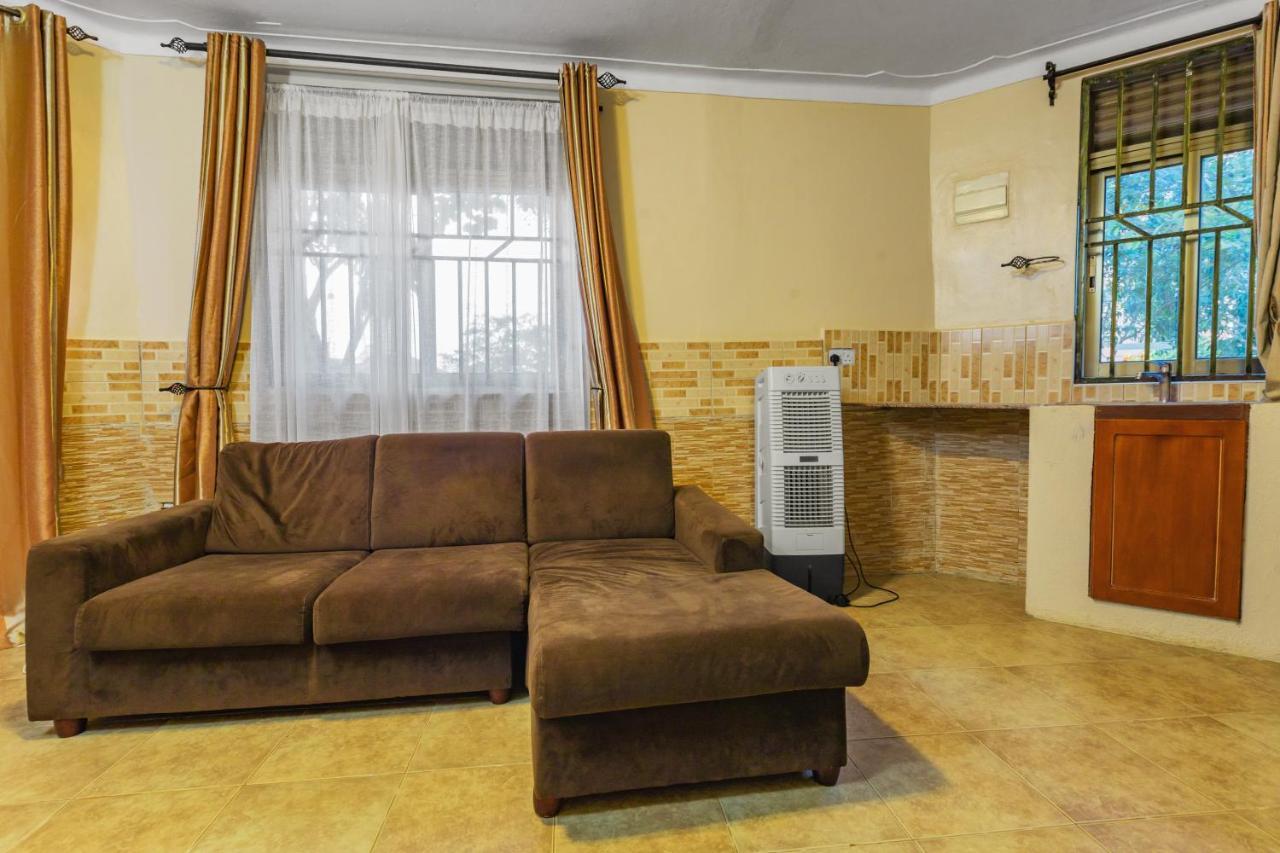 Santa Maria Hotel Entebbe Bagian luar foto