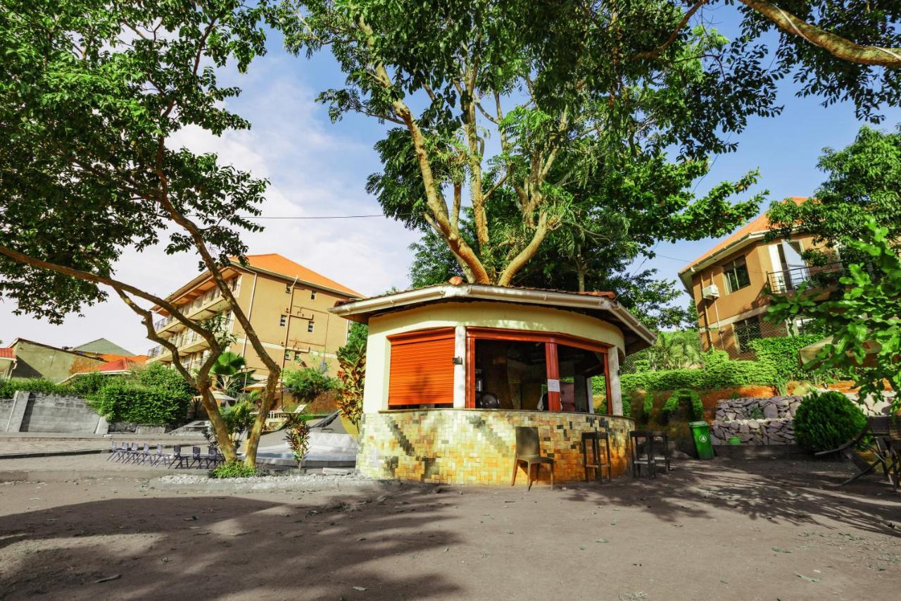 Santa Maria Hotel Entebbe Bagian luar foto