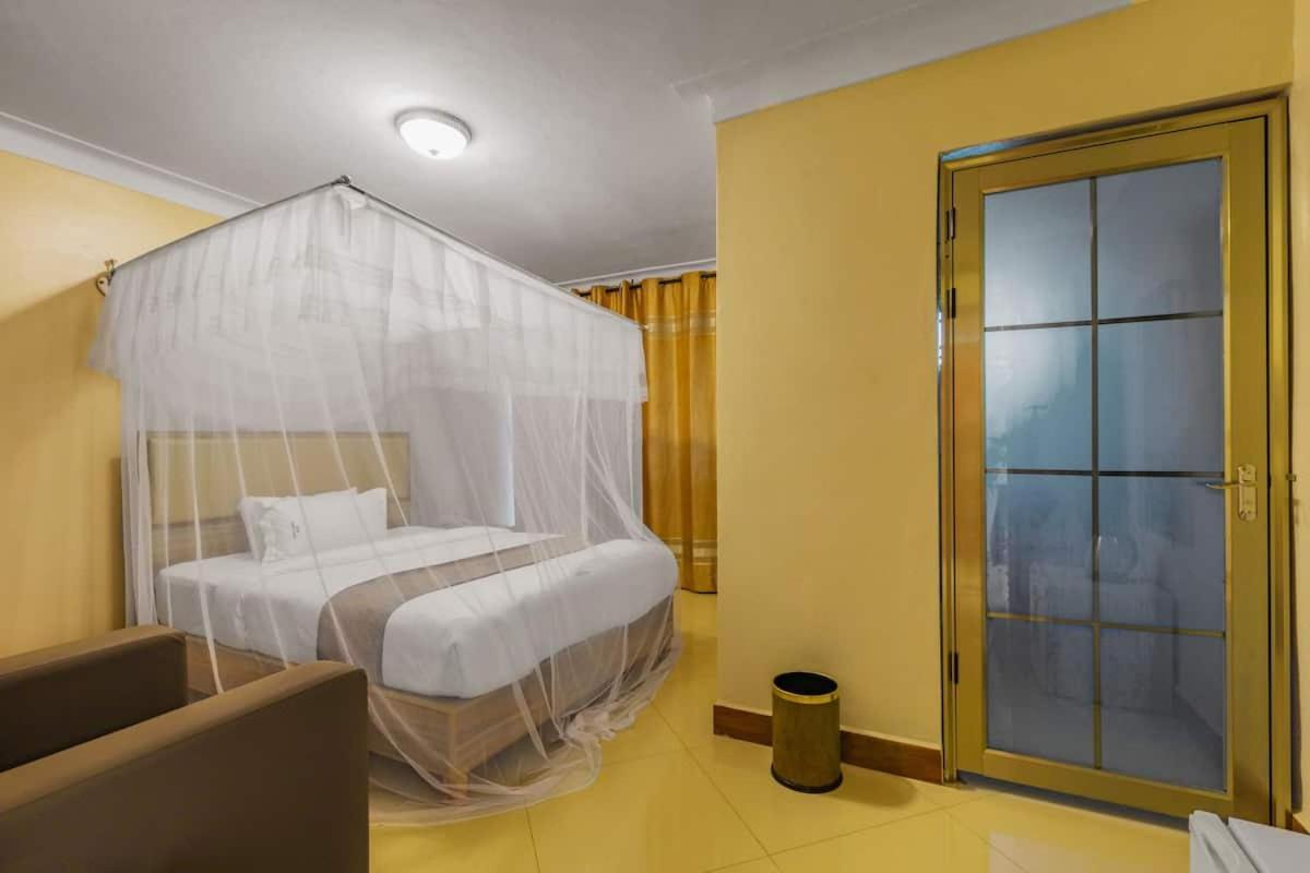 Santa Maria Hotel Entebbe Bagian luar foto