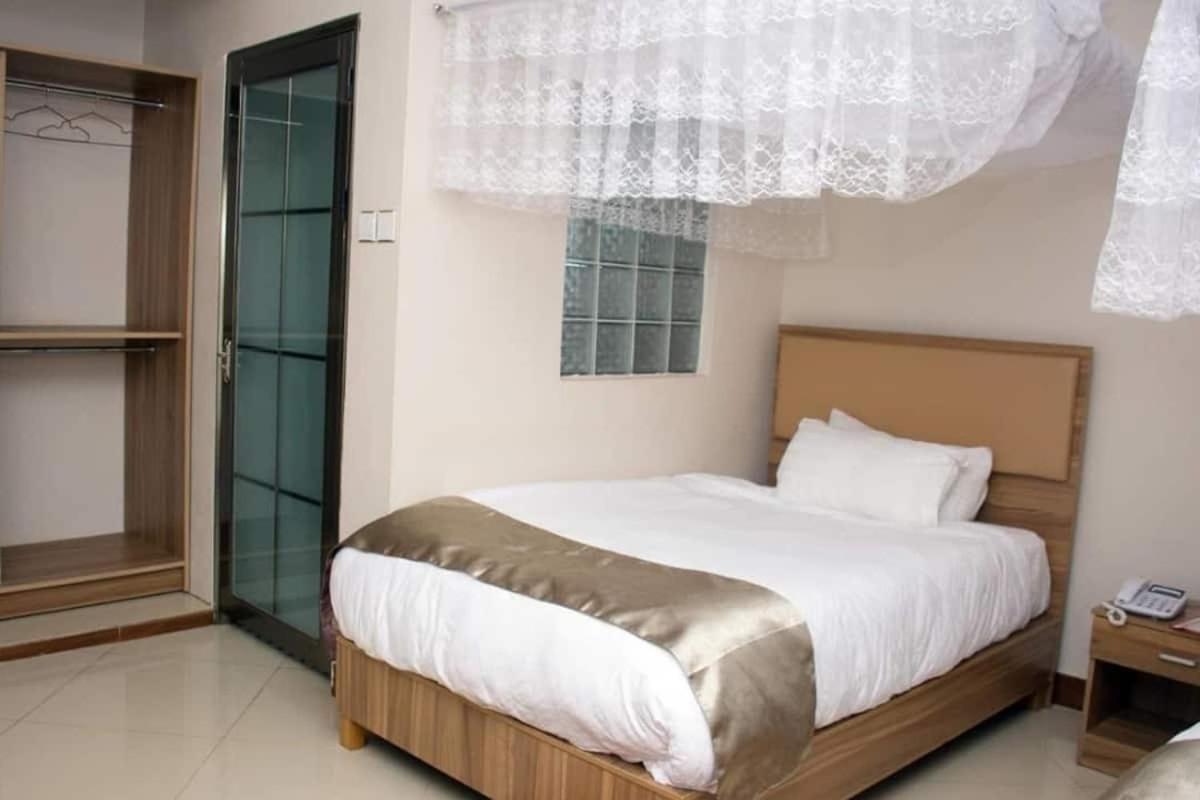 Santa Maria Hotel Entebbe Bagian luar foto