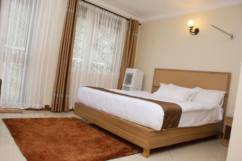 Santa Maria Hotel Entebbe Bagian luar foto